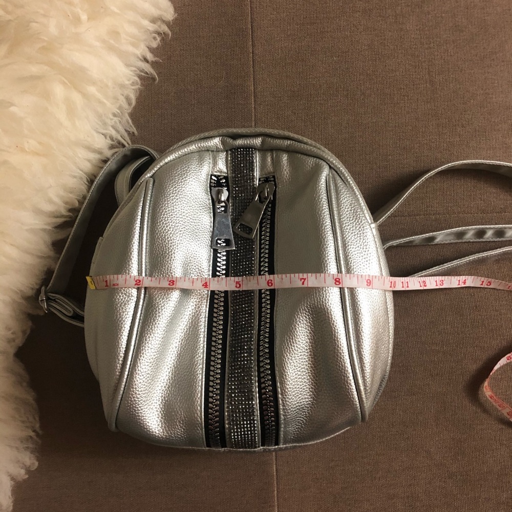Silver backpack. - Picture 6 of 7